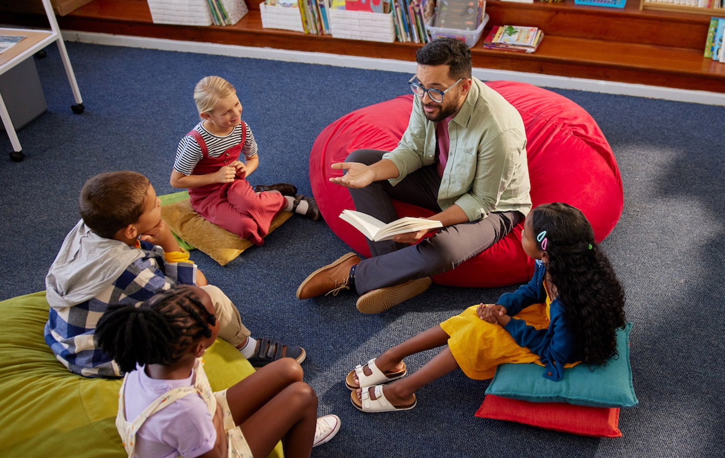 teacher-students-reading-circle-xl teacher-students-reading-circle-xl